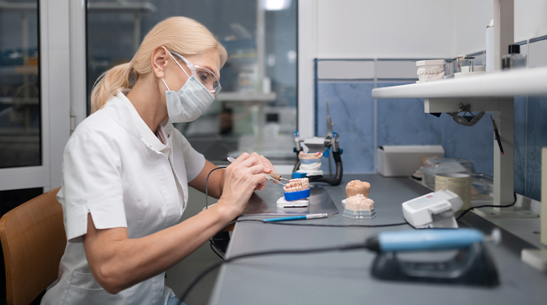 Was ist der Unterschied zwischen Veneers, Kronen und Implantaten in der Türkei